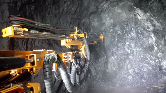開山全液壓(yā)鑽機在海南石(shi)碌鐵礦工作現(xian)場 開山全液壓(yā)鑽機在海南石(shi)碌鐵礦工作現(xian)場