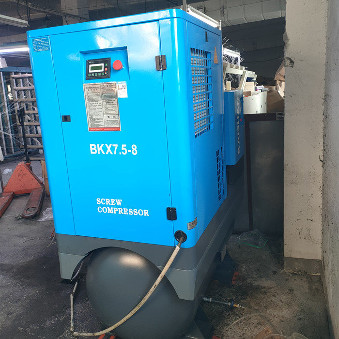 開山(shan)空壓機BKX7.5帶罐服役(yi)絲綢生産企業